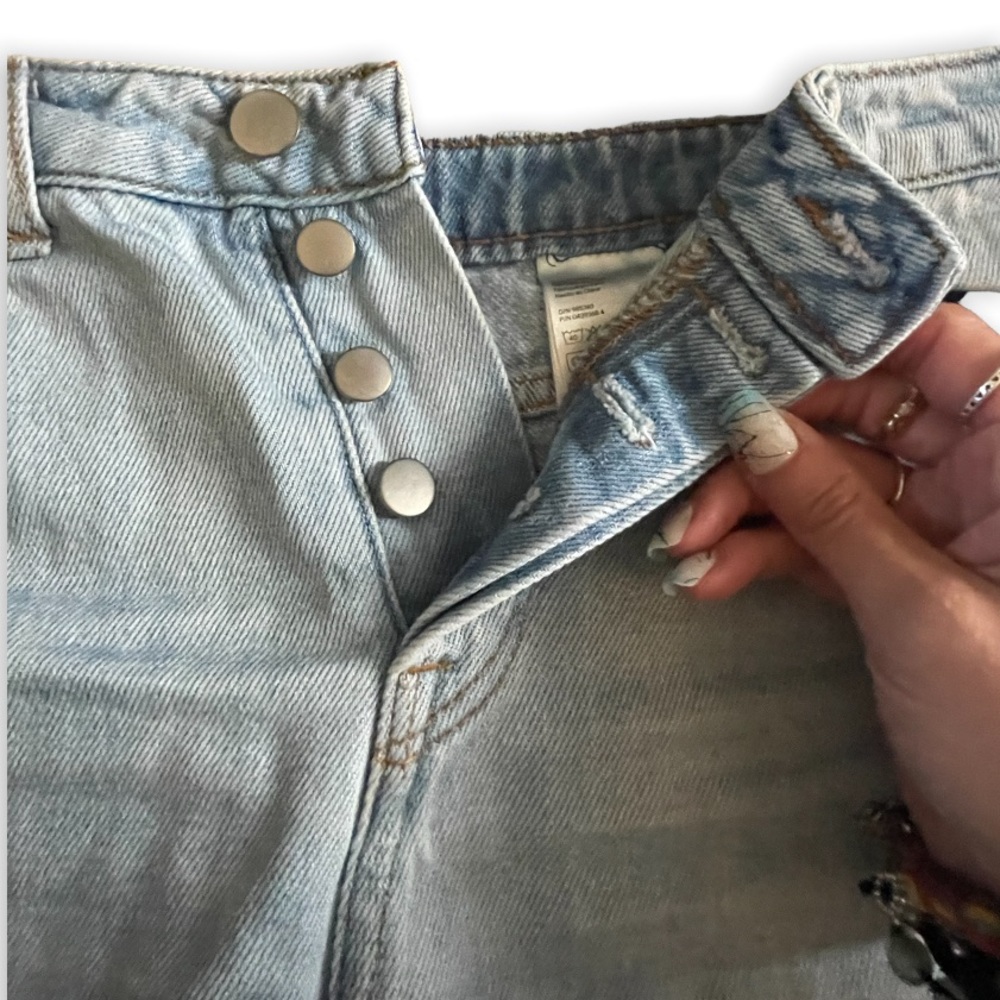 H&M Woman’s Light Blue Scallop-Hem Low Waist Denim Shorts Size: 8 - Picture 7 of 13